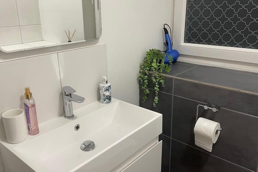 Cosy Flat For 4, Family Friendly, Private Parking, Close To Central ลอนดอน ภายนอก รูปภาพ