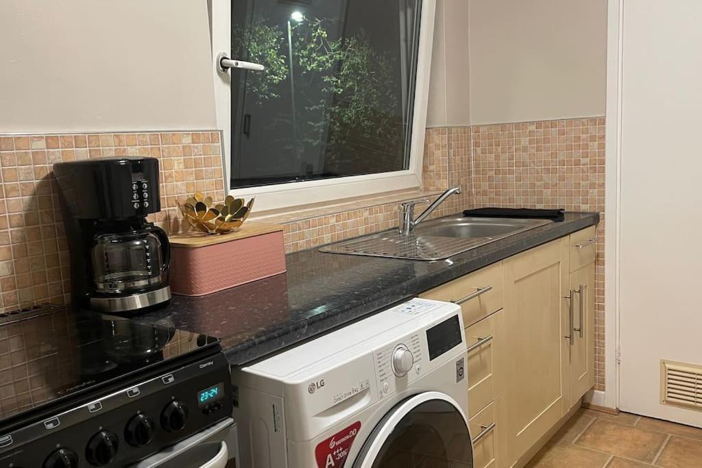 Cosy Flat For 4, Family Friendly, Private Parking, Close To Central ลอนดอน ภายนอก รูปภาพ